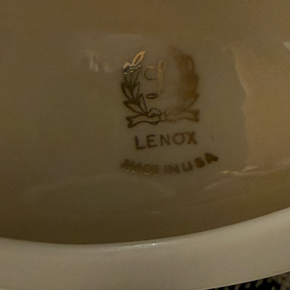 Lenox China, three piece, Christmas ivy and berry, vase and candlesticks - Picture 2 of 7